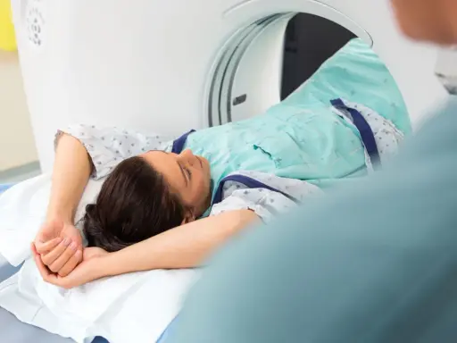 Pacjentka leży w skanerze tomografii komputerowej, badanie może pomóc zdiagnozować metaplazję pęcherza moczowego objawy.