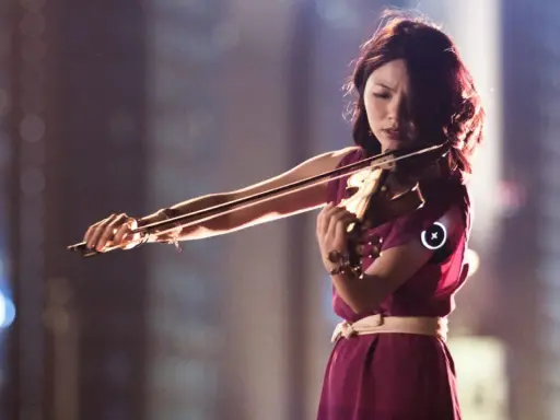 Une jeune femme joue du violon, un instrument réputé pour être le plus difficile à maîtriser.