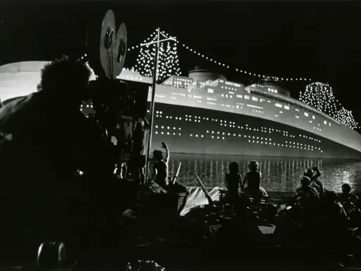 Sul set di Amarcord, una nave illuminata di notte, con cinepresa in primo piano.