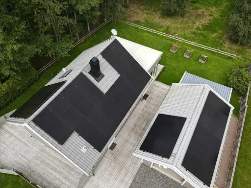 Tak med solpaneler. Kan vara en orsak till blackout om de inte fungerar korrekt.
