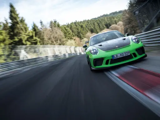 Grüner Porsche GT3 RS auf der Nordschleife, jagt eine neue Bestzeit.