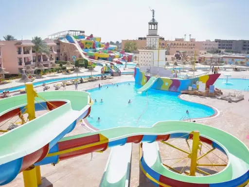 Kolorowy aquapark Parrotel Aqua Park Resort z basenami, zjeżdżalniami i statkiem pirackim.