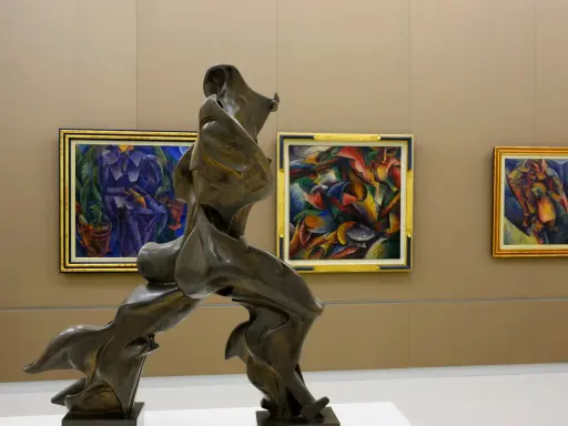 Sculture famose in bronzo e dipinti futuristi, un connubio di arte dinamica che cattura lo sguardo.