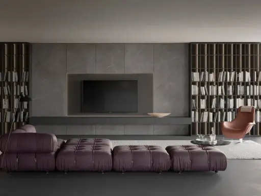 Elegante soggiorno con un moderno tv design integrato in una parete in marmo, librerie a tutta altezza e divano componibile viola.