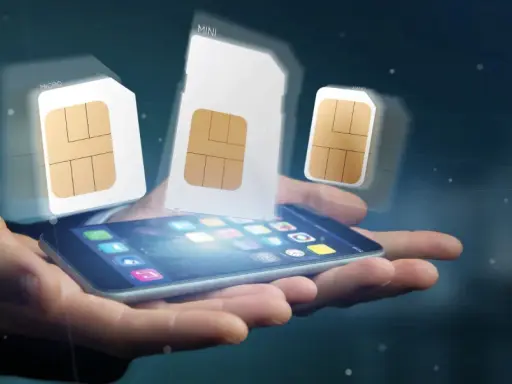 Dłoń trzyma smartfon, nad którym unoszą się karty SIM. Dowiedz się, jak zarejestrować kartę SIM Plus.