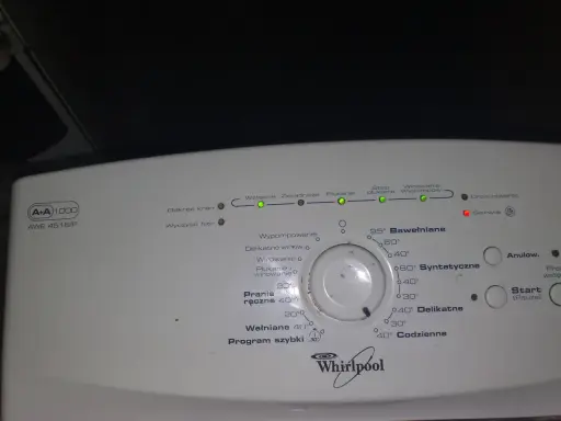 Czerwona lampka "Serwis" na pralce Whirlpool AWE 4516/P oznacza awarię. Warto sprawdzić instrukcję, co oznacza serwis w pralce Whirlpool.