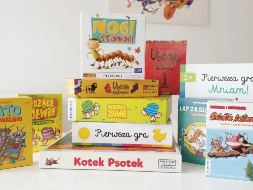 Stos gier planszowych dla dzieci: "Nogi Stonogi", "Ubongo", "Lato z Komarami", "Pędzące Żółwie", "Pierwsza gra Mniam!", "Kotek Psotek". To świetna zabawa i nauka, co to jest gra!