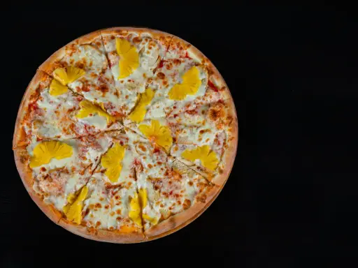 Pizza hawajska: Kto ją stworzył i dlaczego budzi tyle emocji?
