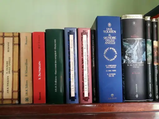 Una collezione di altri libri dall'autore di Il Signore degli Anelli, tra cui Il Silmarillion e vari racconti.