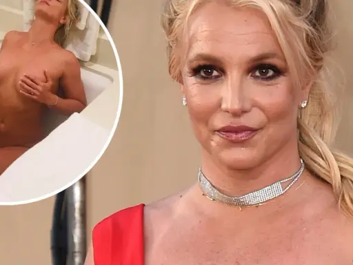 Britney Spears naken i badkar, med en blomma som täcker hennes intima delar. Bredvid syns hennes ansikte i närbild.