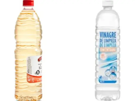 Dos botellas de vinagre de limpieza para la ropa. Una es transparente y la otra tiene un líquido amarillento.
