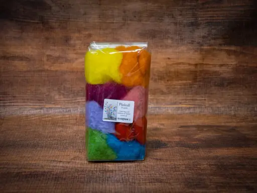 Paket med färgglad karda ull i regnbågens färger, perfekt för påskpyssel.