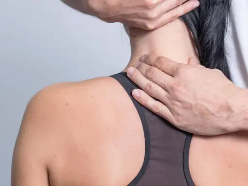 Husten kann zu Nackenschmerzen führen. Eine sanfte Massage im Nackenbereich kann Linderung verschaffen.