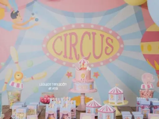 Una fiesta temática de circo para niños con pastel, globos y dulces.