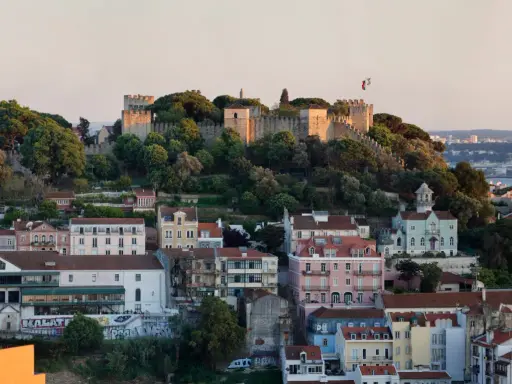 Blick auf Lissabon mit dem Castelo de São Jorge auf dem Hügel. Tickets für das Castelo de São Jorge sind hier erhältlich.