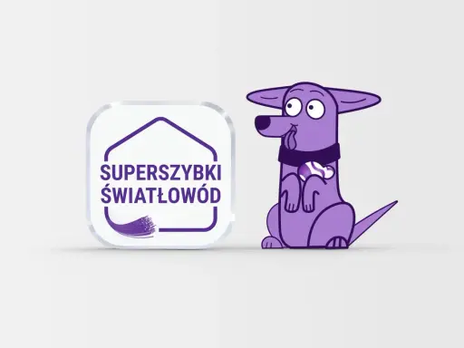 Fioletowy piesek z kością na szyi obok logo "Superszybki światłowód".