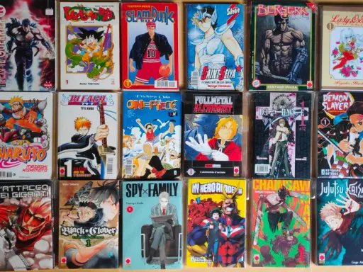 Una collezione di manga da leggere: Ken il Guerriero, Dragon Ball, Slam Dunk, Saint Seiya, Berserk, Lady Oscar, Naruto, Bleach, One Piece, Fullmetal Alchemist, Death Note, Demon Slayer, L'Attacco dei Giganti, Black Clover, Spy x Family, My Hero Academi...