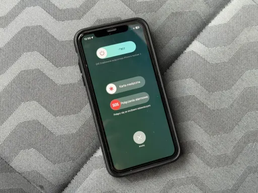 Ekran telefonu z opcjami: wyłącz, karta medyczna, połączenie alarmowe SOS. W razie potrzeby można użyć alarmu sos samsung.