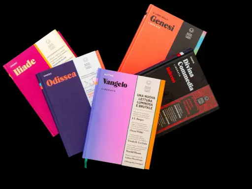 Libri classici rilegati, tra cui Iliade, Odissea, Vangelo, Genesi, Divina Commedia e Il primo romanzo dell'orrore, con il logo Blackie Edizioni.