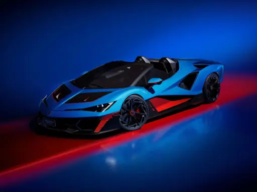 Ein blauer Lamborghini Veneno Roadster mit roten Akzenten steht auf einem glänzenden Boden, beleuchtet von rotem und blauem Licht.