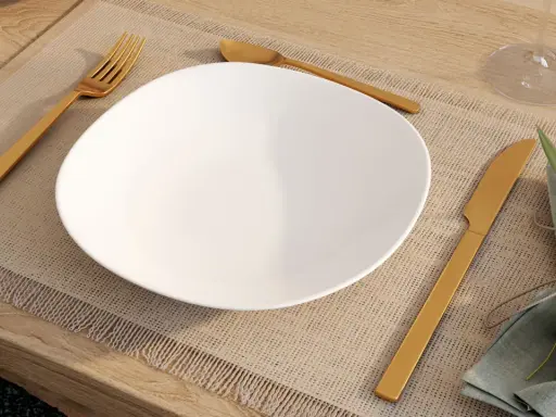 Une assiette blanche est dressée sur un set de table, avec la position des couverts à la française : fourchette à gauche, couteau à droite.