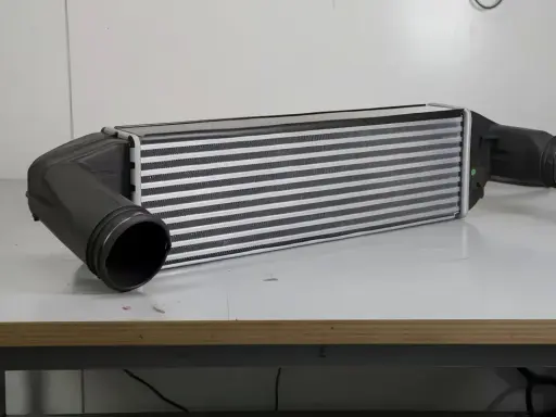 Nowy intercooler czeka na wymianę, by zapewnić optymalne chłodzenie powietrza doładowującego.