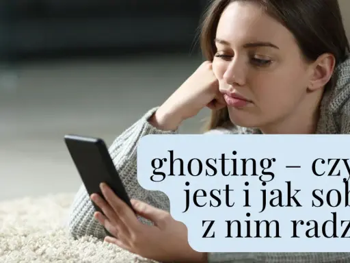 Smutna dziewczyna z telefonem, doświadczająca ghostingu w przyjaźni. Jak sobie z tym radzić?