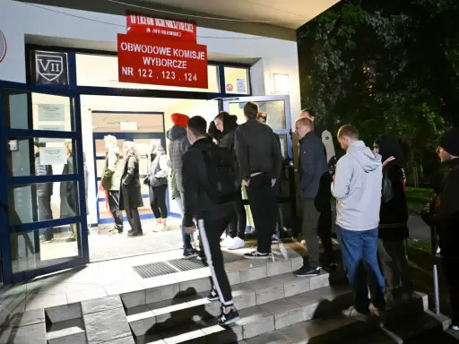 Ludzie czekają przed lokalem wyborczym. Czy to już czas na wybory samorządowe 2028?
