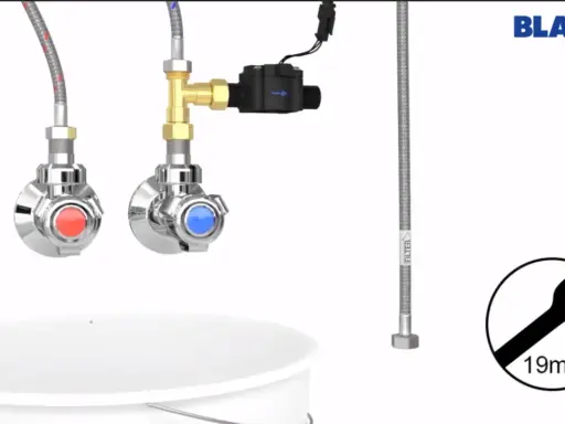 Anschluss eines Wasserhahns an einen Boiler: Flexschläuche, ein T-Stück mit Magnetventil und ein 19mm-Schlüssel sind zu sehen.