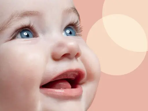 Uśmiechnięta buzia niemowlaka, jak widzi 3 miesięczne dziecko, z niebieskimi oczami i otwartymi ustami, na tle pastelowych kół.