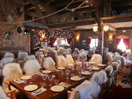 Ambiance chaleureuse dans ces restaurants des Hautes-Alpes, avec des peaux de mouton sur les chaises et des trophées de chasse aux murs.