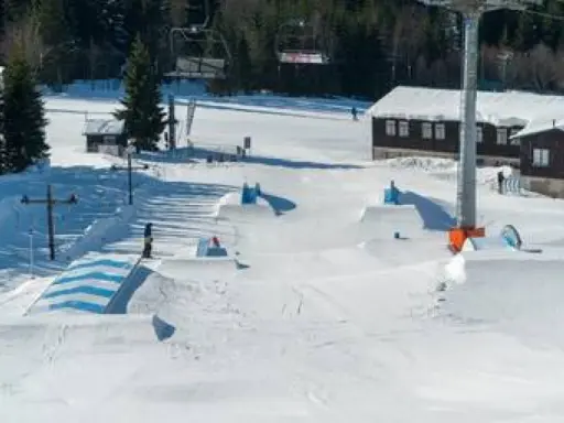 Śnieżny park z przeszkodami i rampami w Szpindlerowym Młynie.