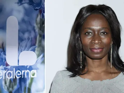 Bilden visar en kvinna med mörkt hår och långa örhängen, bredvid Liberalernas logotyp med blåklintar. Hon kan vara folkpartiet partiledare.