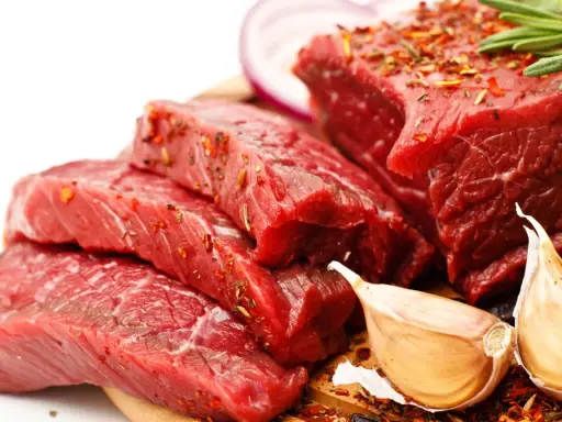 Surowe steki wołowe, czosnek, cebula i rozmaryn – idealne składniki na dietę Atkinsa.