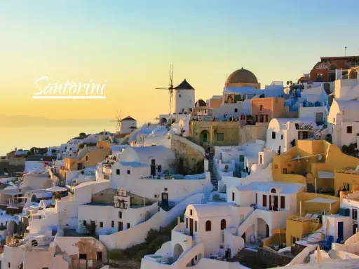 Zachód słońca nad Oia na Santorini. Czy warto? Białe domy, wiatraki i błękitne morze tworzą idylliczny krajobraz.