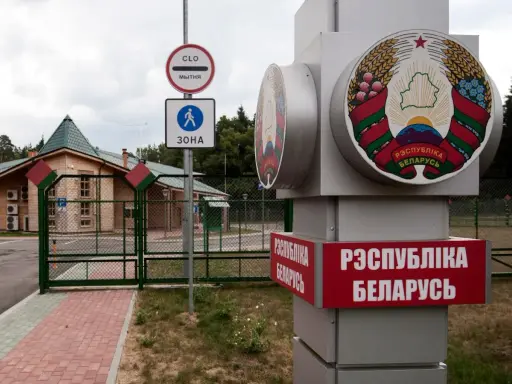 Znak graniczny i budynek odprawy celnej. Wjazd na Białoruś.