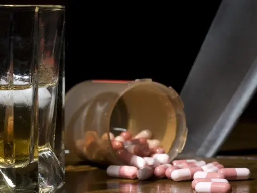 Szklanka z alkoholem, rozsypane antydepresanty i nóż. Niebezpieczne połączenie.