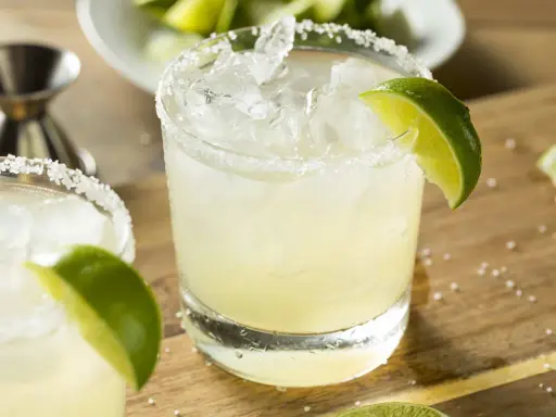 Två klassiska margaritas med saltkant och lime. Perfekt för ett somrigt margarita recept.