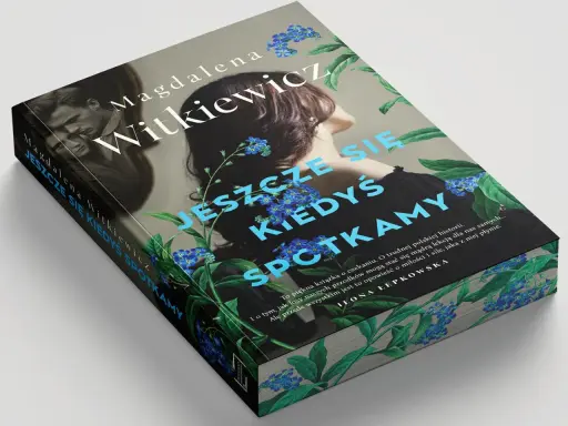 Okładka książki "Jeszcze się kiedyś spotkamy" Magdaleny Witkiewicz. W tle para, na pierwszym planie kwiaty niezapominajki.
