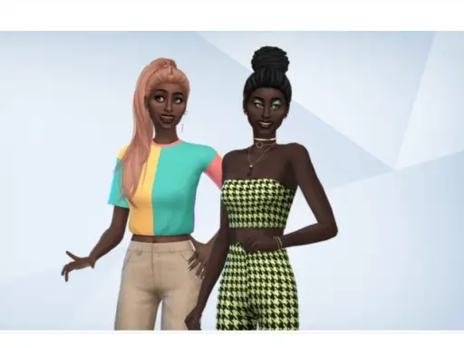Dwie Simki w modnych ubraniach. Jedna w kolorowym t-shircie i beżowych spodniach, druga w zielonym topie i spodniach w kratkę. Mody do The Sims 4 ubrania.