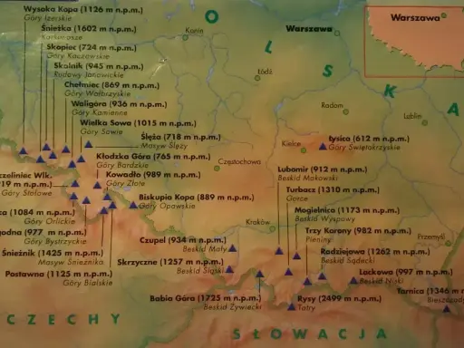 Mapa Polski z zaznaczonymi szczytami, tworzącymi korona gór polskich. Widoczne Tatry, Bieszczady, Beskidy i Karkonosze.