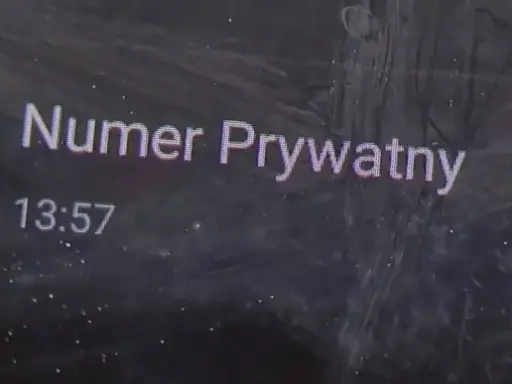 Ekran telefonu Samsung z powiadomieniem "Numer Prywatny" i ikoną rozmowy. Chcesz wiedzieć, jak wyłączyć numer prywatny Samsung?
