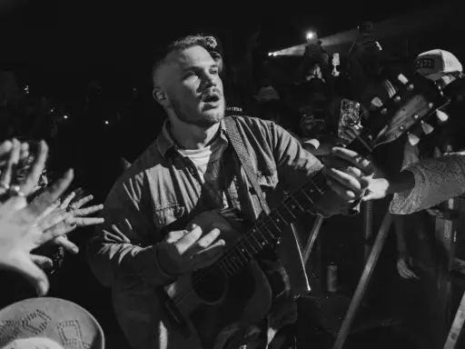 Zach Bryan spelade gitarr för en entusiastisk publik i Sverige. Händerna sträcktes ut mot honom från folkmassan.