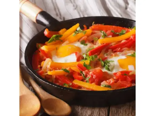 Poêlée colorée de poivrons et œufs, un plat savoureux qui rappelle la recette piperade grand-mère.