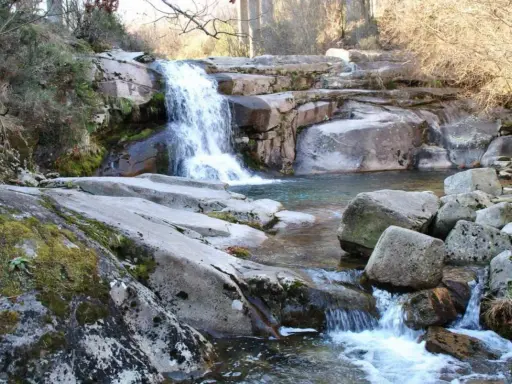 Cascada natural en Ourense, un rincón idílico para disfrutar de las termas y la naturaleza.