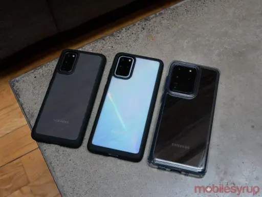 Trzy telefony Samsung Galaxy S20 w różnych etui: czarnym, białym i przezroczystym.