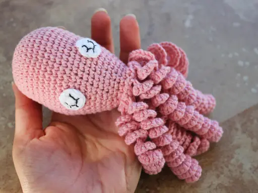Pulpo rosa tejido a mano, ideal para bebés. Busca patrones ganchillo bebé gratis para crear el tuyo.