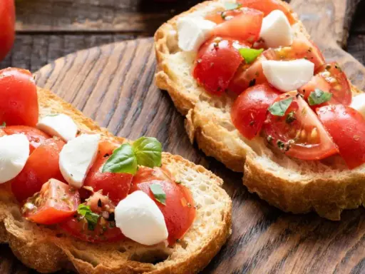 Bruschettas con tomate fresco, mozzarella y albahaca, un clásico de las recetas con aceite de oliva.