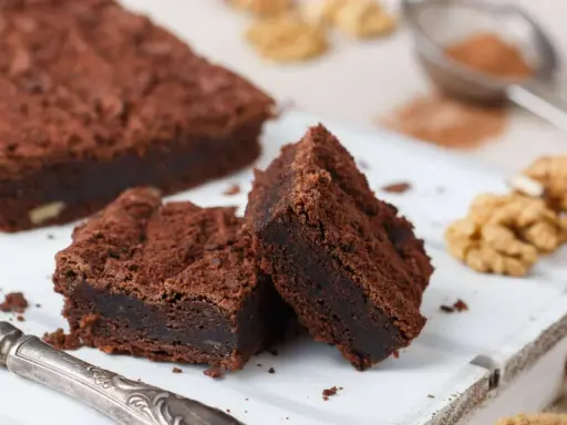 Saftige Brownies, perfekt für jedes Brownie Rezept. Mit Nüssen und einem Hauch Kakao.