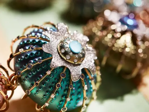 Gioiello prezioso, un uovo decorato con diamanti e zaffiri, che evoca la storia del chantecler gallo.